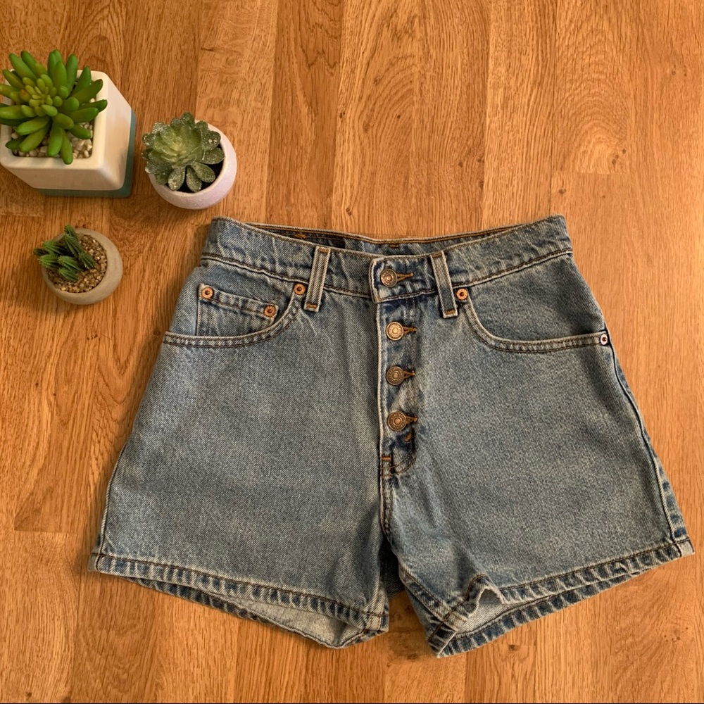 Vintage Levi’s high waisted denim shorts size 3